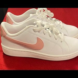 Woman’s Nike Court Royale 2 NWB size 8 Valentine’s Day Colors!!!